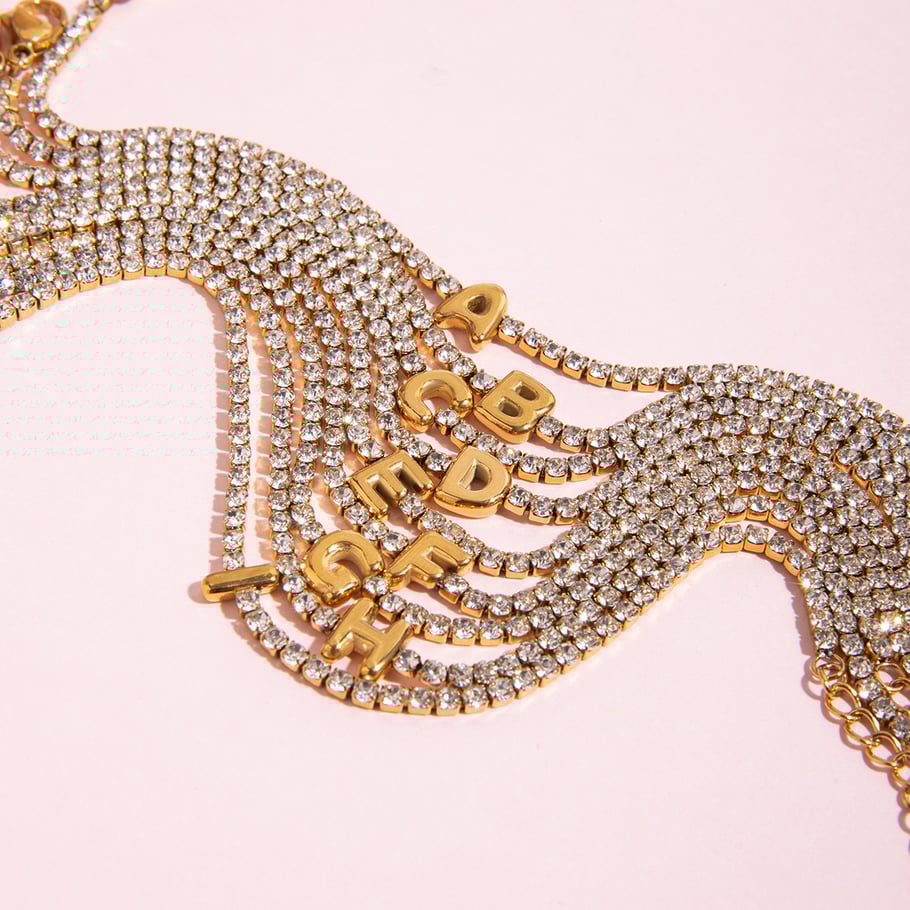 1 pulsera delicada con letras de acero inoxidable en color dorado para mujer. Imagen7