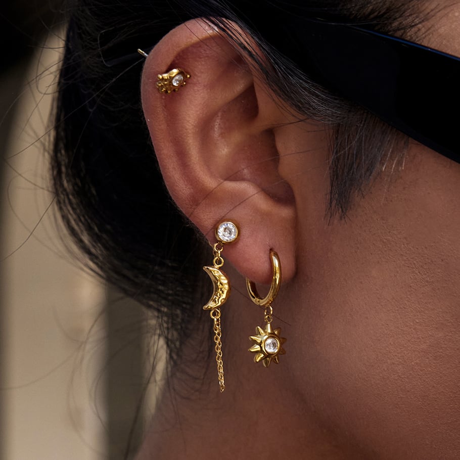 1 juego de pendientes elegantes de acero inoxidable color dorado con diseño de sol y luna para mujer. Imagen4