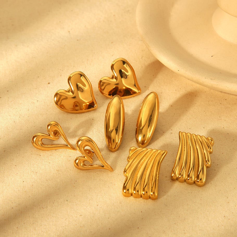 1 Pair Luxurious Series Retro Heart Stainless Steel  Women's Stud Earrings Picture2
