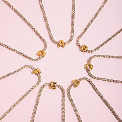 1 pulsera delicada con letras de acero inoxidable en color dorado para mujer. h5 Imagen6