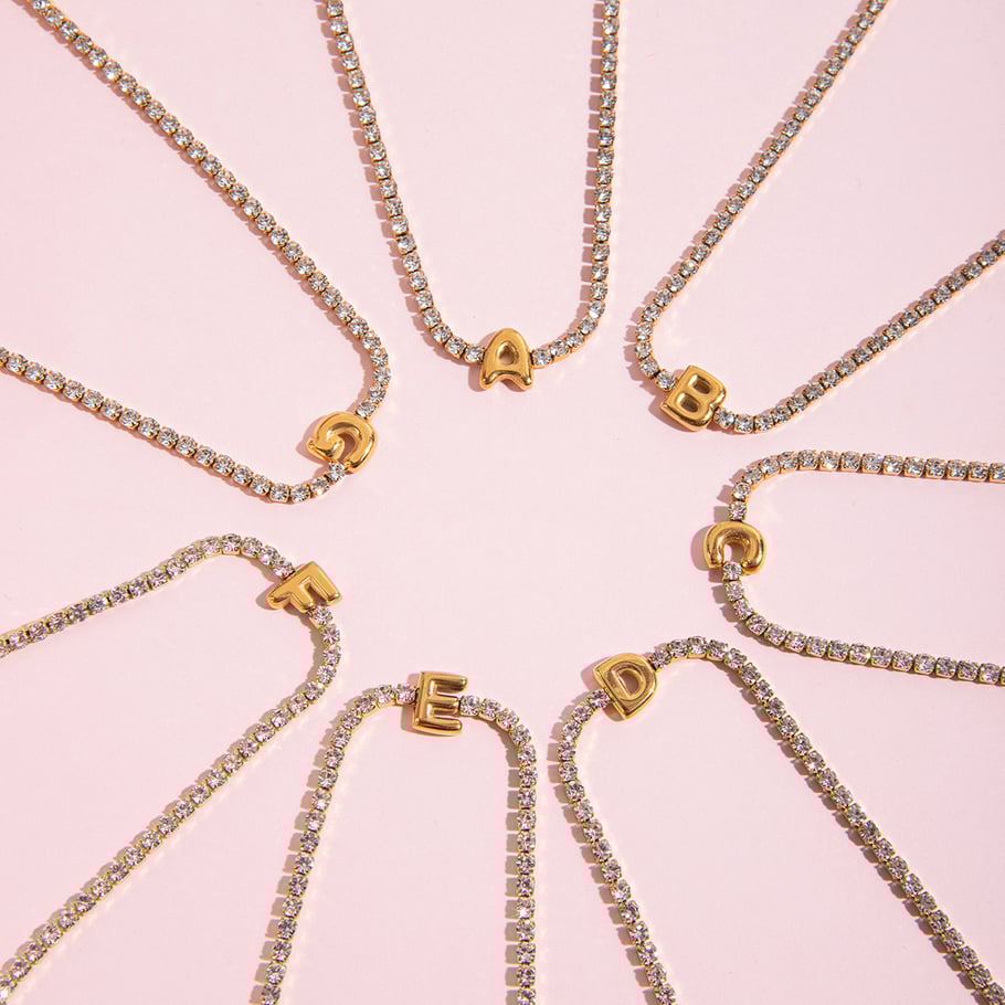 1 pulsera delicada con letras de acero inoxidable en color dorado para mujer. Imagen6