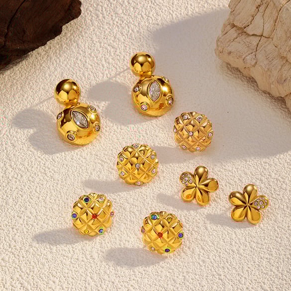 1 Paar Ohrstecker in Blumenform aus Edelstahl in Goldfarbe