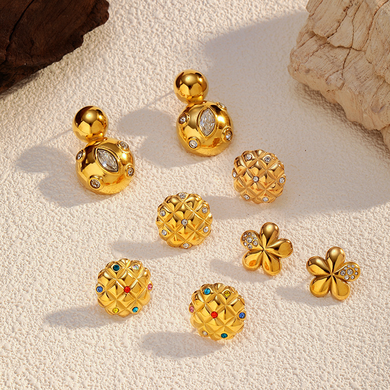 1 paio di orecchini a bottone in acciaio inossidabile color oro con fiore Immagine2