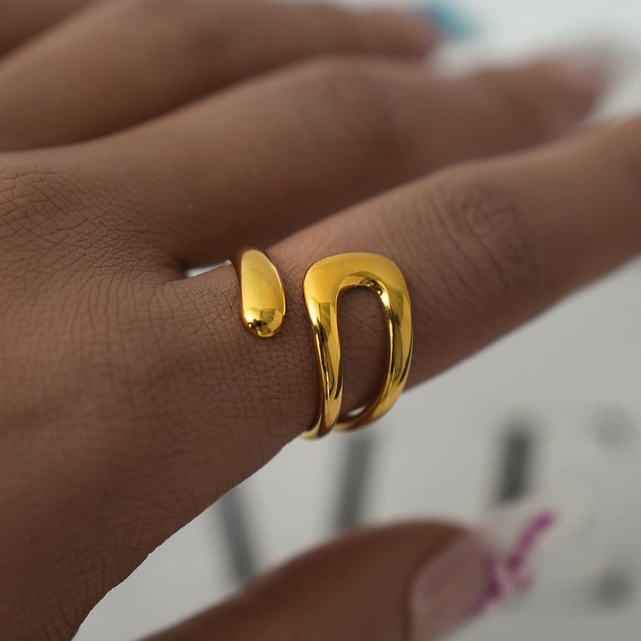 Anillo minimalista de acero inoxidable dorado con forma irregular informal de 1 pieza Imagen2