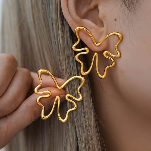 1 par de pendientes de mariposa natural de acero inoxidable color dorado para mujer 2