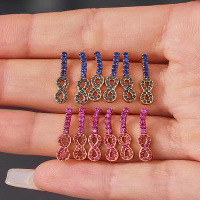 1 paio di lussuosi orecchini a bottone da donna in acciaio inossidabile a forma di infinito con zirconi color oro h5 Immagine6