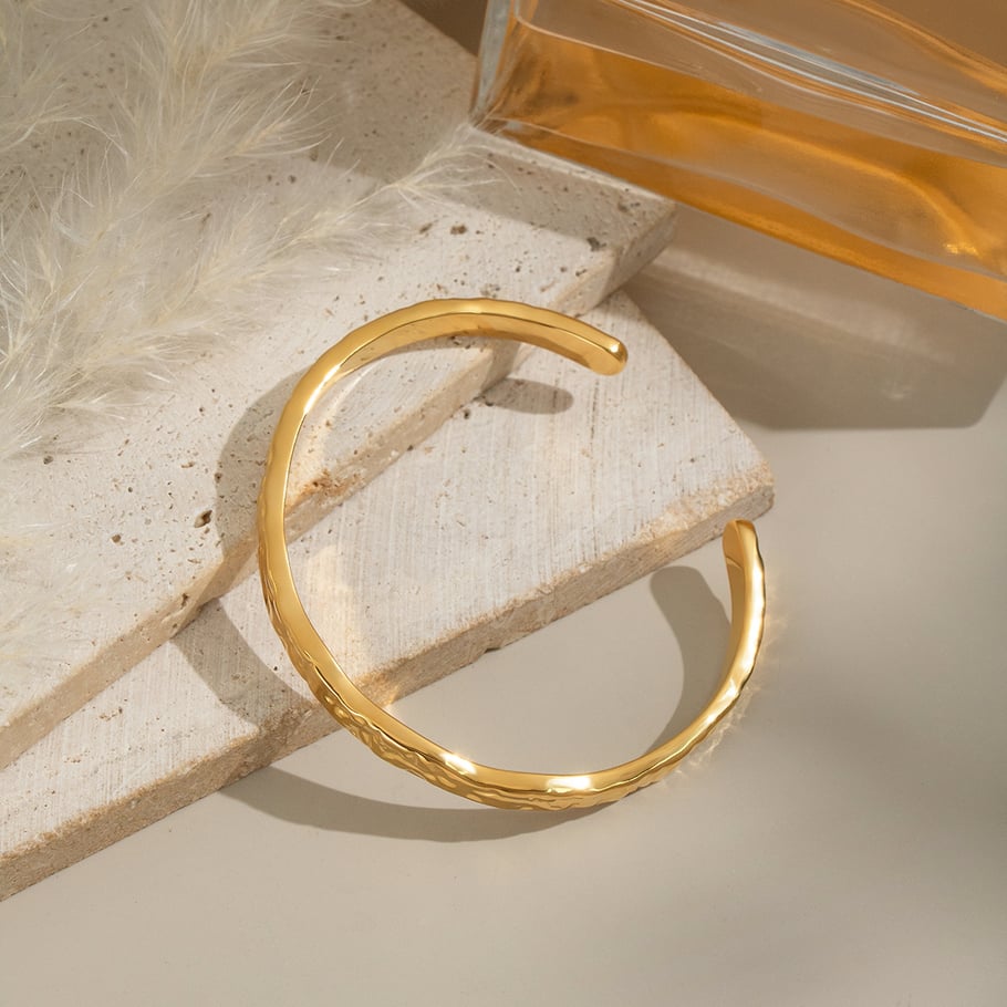 Bracciale rigido color oro in acciaio inossidabile con motivo a martello, 1 pezzo Immagine3