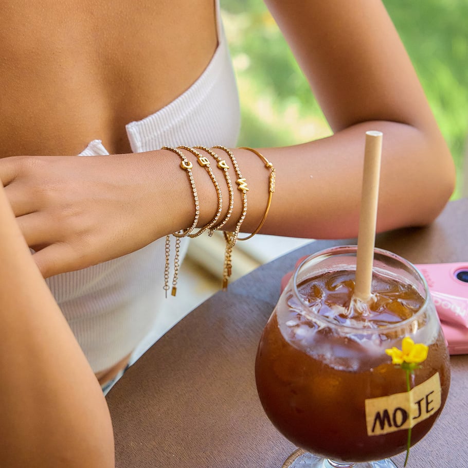 1 pulsera delicada con letras de acero inoxidable en color dorado para mujer. Imagen5