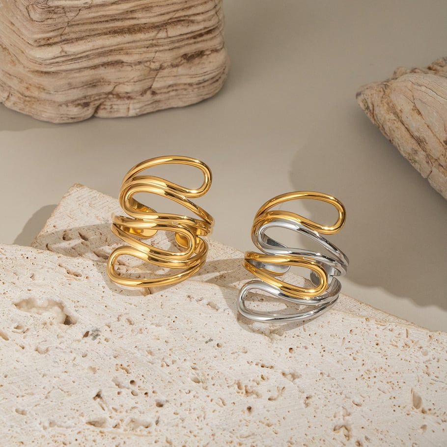 1 paio di anelli semplici con forma irregolare in acciaio inossidabile color oro Immagine2