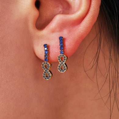 1 paio di lussuosi orecchini a bottone da donna in acciaio inossidabile a forma di infinito con zirconi color oro h5 Immagine3