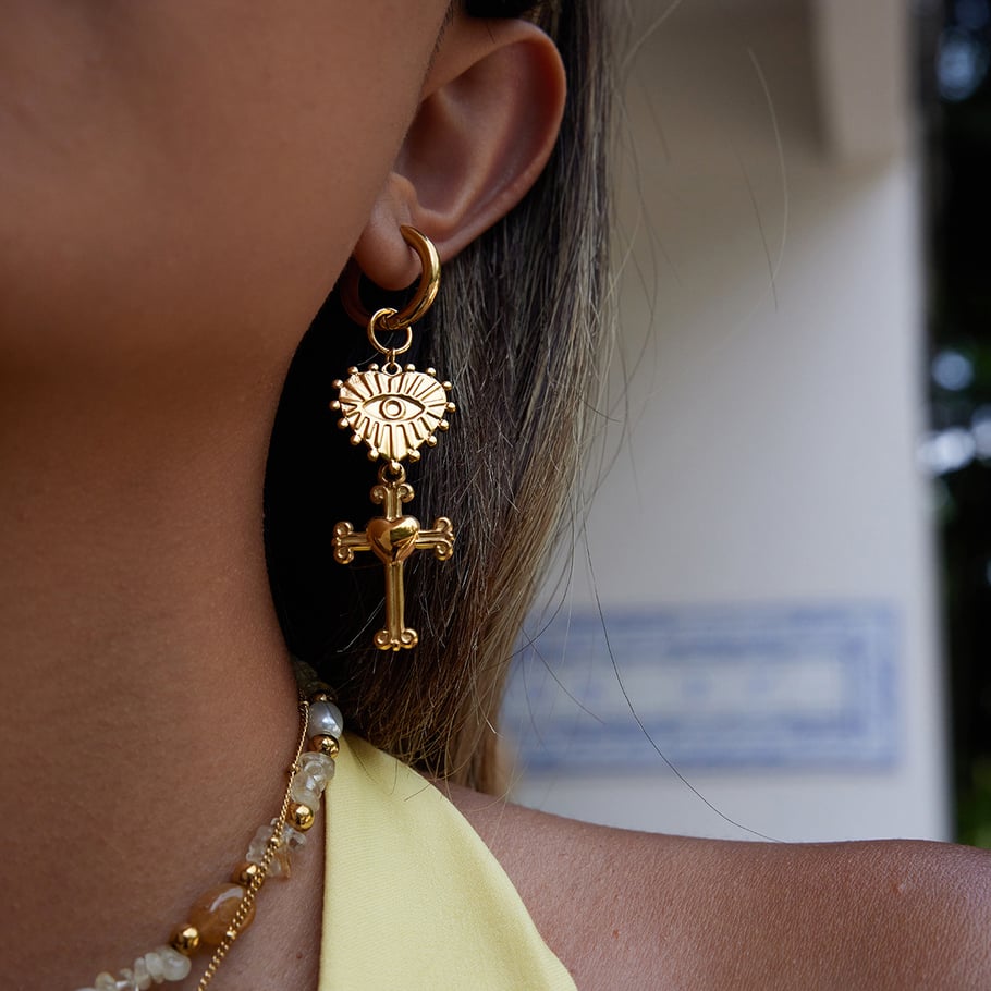 1 par de pendientes colgantes retro de acero inoxidable con forma de corazón y cruz, color dorado, para mujer Imagen4
