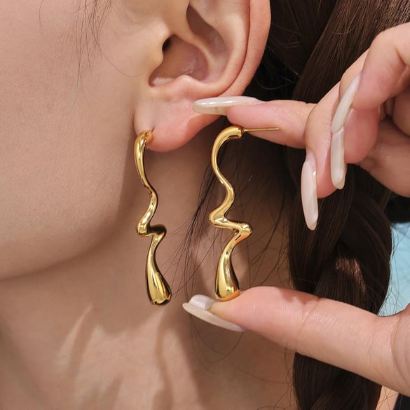 1 Paar Damen-Ohrhänger in unregelmäßiger Form aus Edelstahl in Goldfarbe