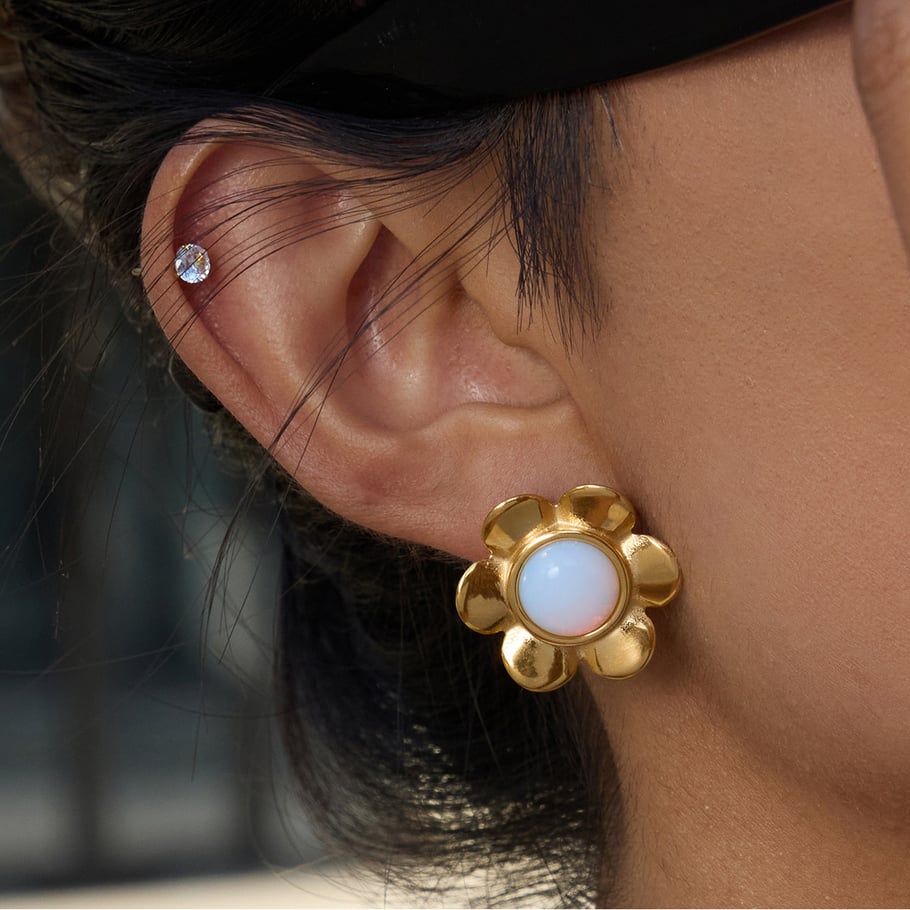 1 par de pendientes clásicos de acero inoxidable con flor de ópalo en color dorado para mujer Imagen3