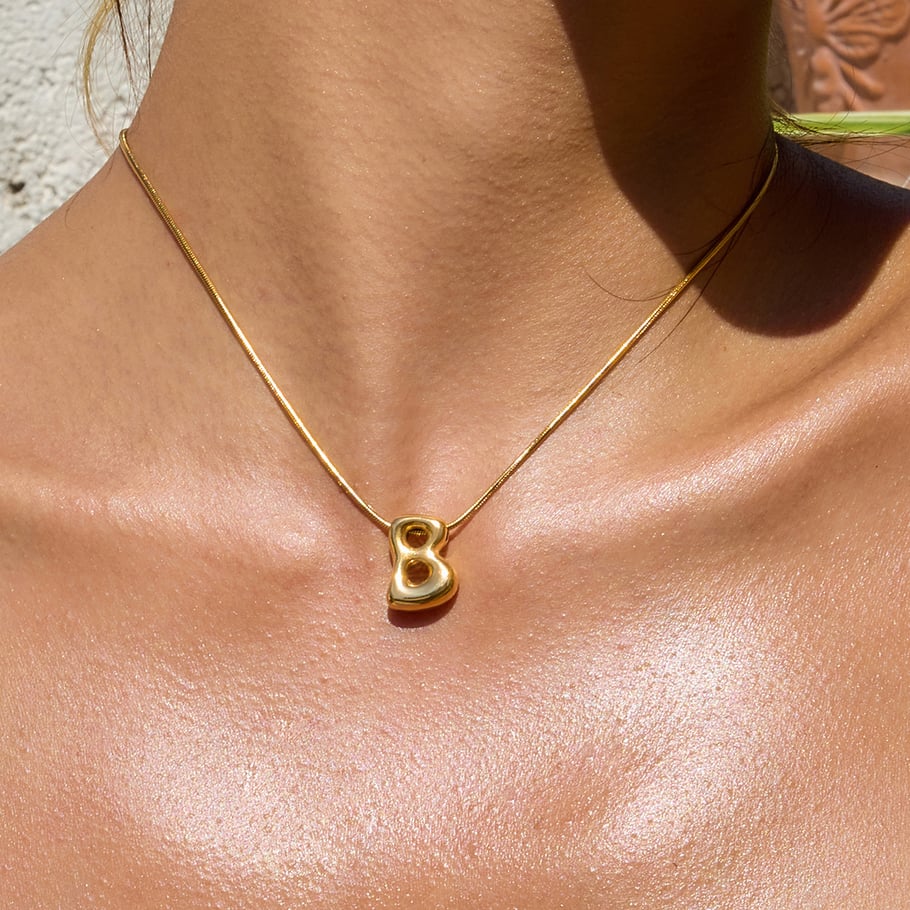 Collar con colgante de letra clásica de acero inoxidable color dorado para mujer, 1 pieza Imagen5