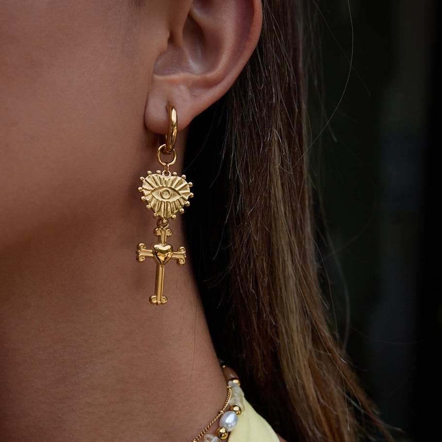 1 par de pendientes colgantes retro de acero inoxidable con forma de corazón y cruz, color dorado, para mujer Imagen5