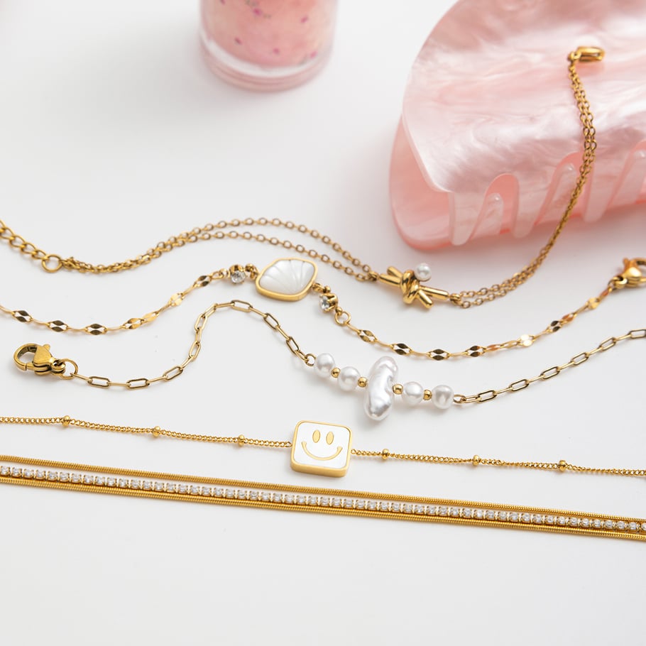 1 pulsera elegante de acero inoxidable con dijes dorados para mujer. Imagen6