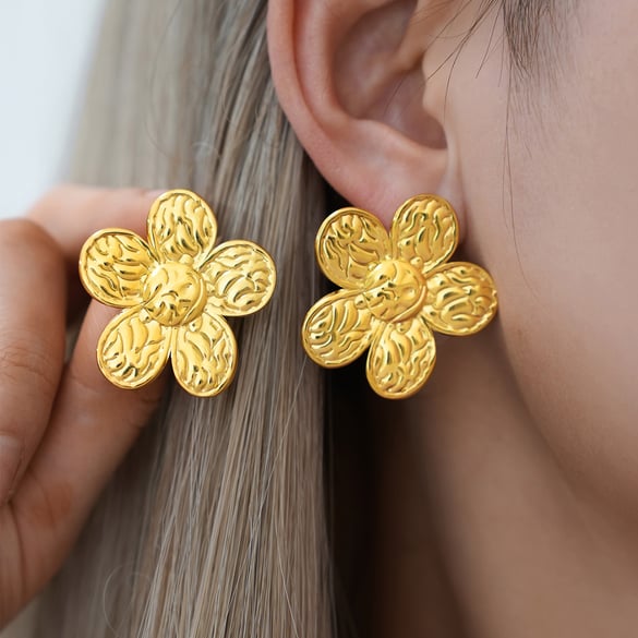 1 par de pendientes sencillos de acero inoxidable dorados con diseño de flores para mujer 2