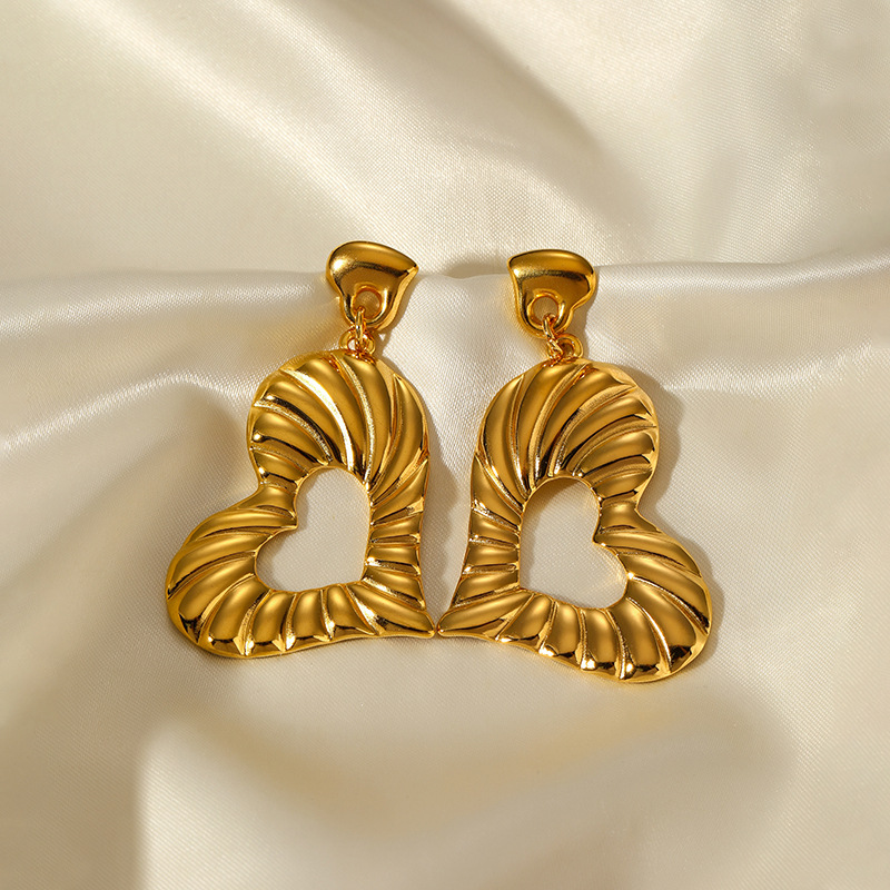1 paio di orecchini pendenti a forma di cuore in acciaio inossidabile color oro Immagine2