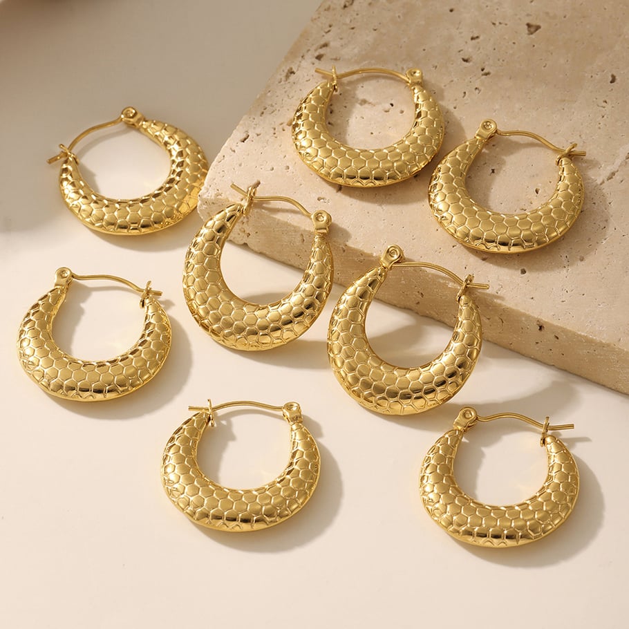 1 paio di orecchini a cerchio da donna in acciaio inossidabile color oro con stampa a nido d&#39;ape semplice Immagine4