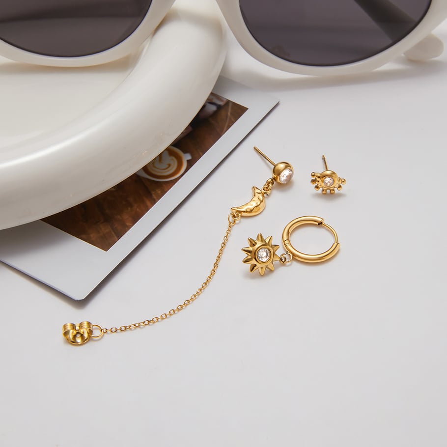 1 juego de pendientes elegantes de acero inoxidable color dorado con diseño de sol y luna para mujer. Imagen6