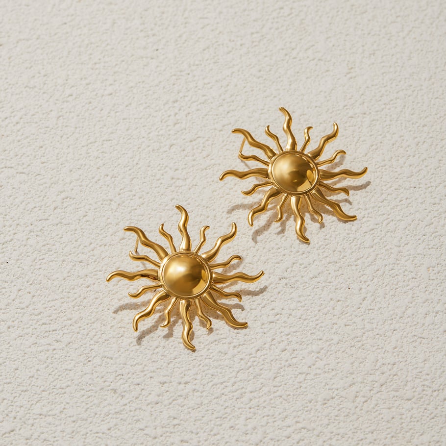 1 par de pendientes clásicos de sol de acero inoxidable color dorado para mujer Imagen5