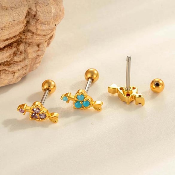 1 pendiente de perforación con forma de corazón de cobre y circonita color dorado.