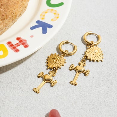 1 par de pendientes colgantes retro de acero inoxidable con forma de corazón y cruz, color dorado, para mujer h5 Imagen3