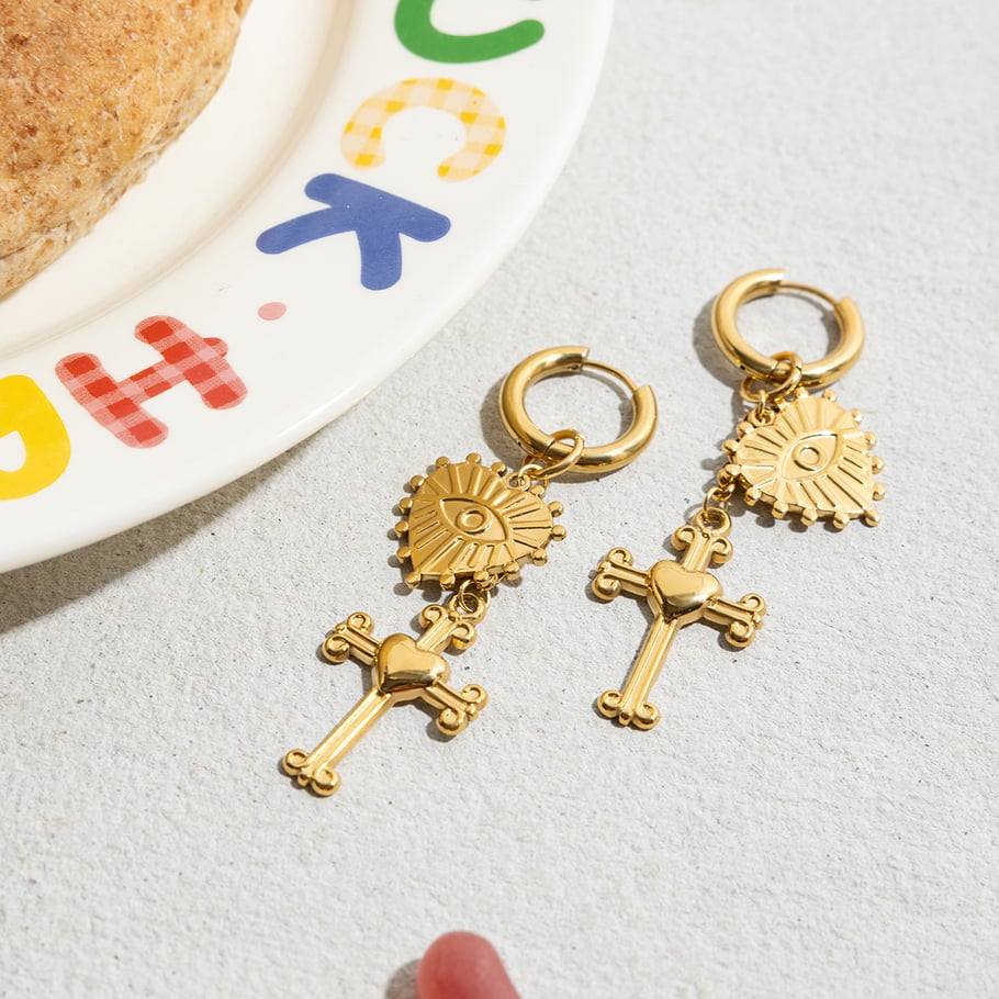 1 par de pendientes colgantes retro de acero inoxidable con forma de corazón y cruz, color dorado, para mujer Imagen3
