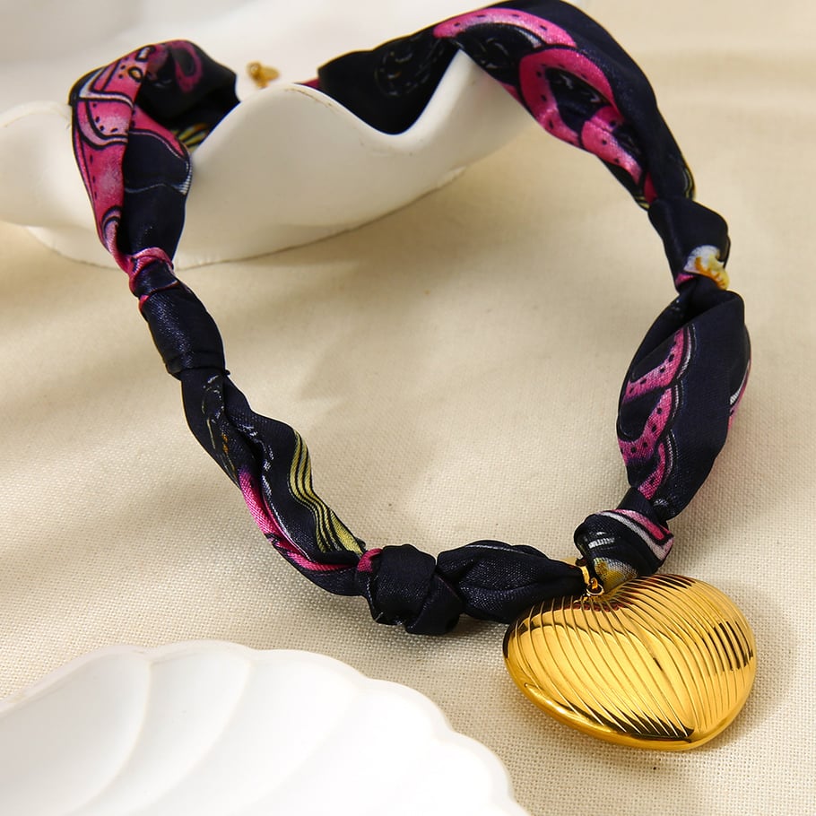1 pezzo di collana con ciondolo da donna in tessuto retrò a forma di cuore color oro Immagine3