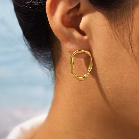 1 Paar einfache, unregelmäßig ausgehöhlte Ohrstecker aus Edelstahl in Goldfarbe für Damen