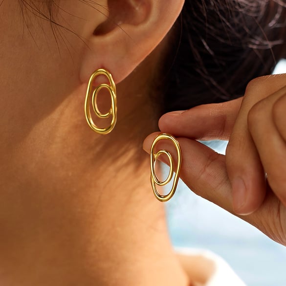 1 Paar einfache ausgehöhlte Ohrstecker aus Edelstahl in Goldfarbe für Damen 2