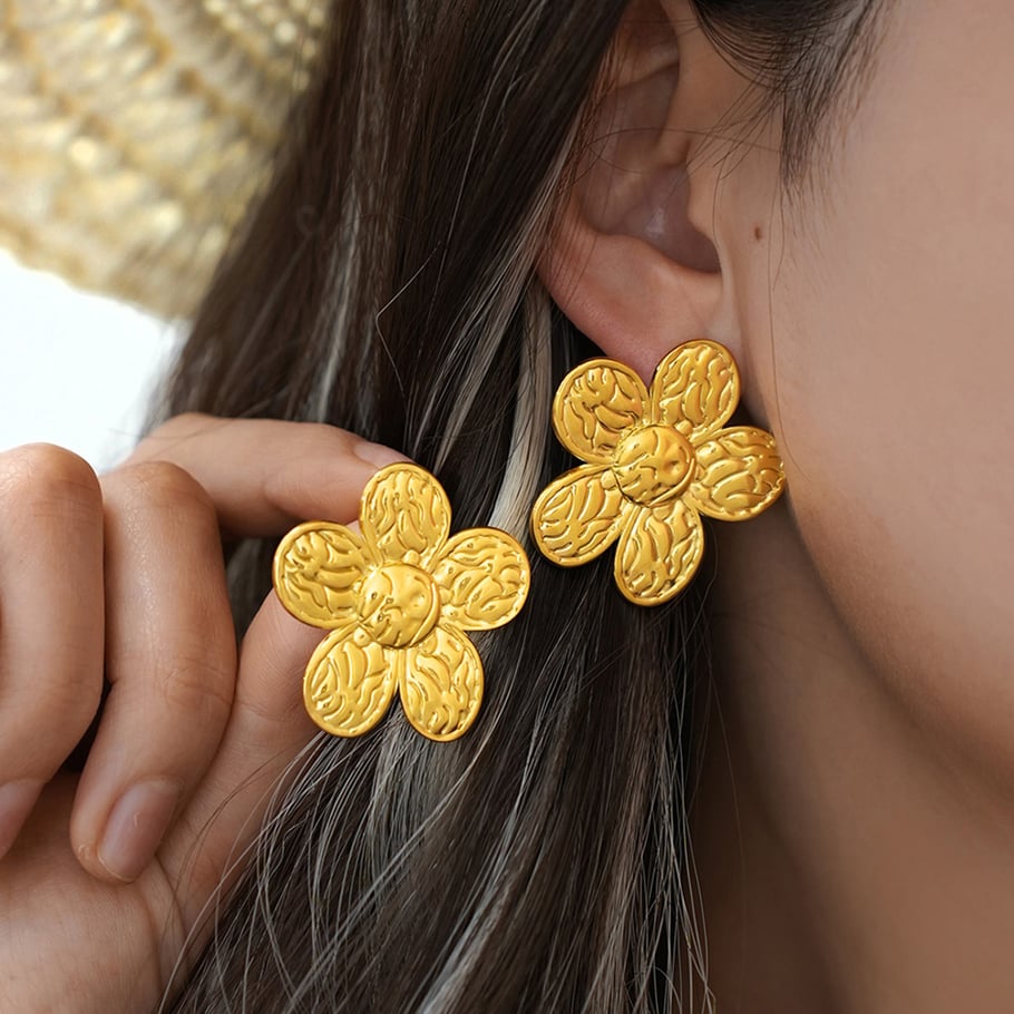 1 par de pendientes sencillos de acero inoxidable dorados con diseño de flores para mujer Imagen8