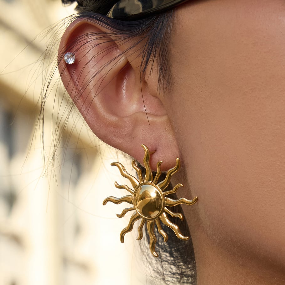 1 par de pendientes clásicos de sol de acero inoxidable color dorado para mujer Imagen3