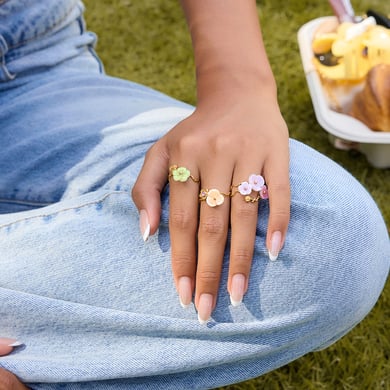 Anillos llamativos de acero inoxidable en color dorado con diseño de flores elegantes de 1 pieza h5 Imagen3