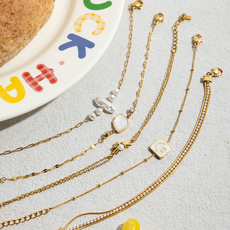 1 pulsera elegante de acero inoxidable con dijes dorados para mujer. Imagen7