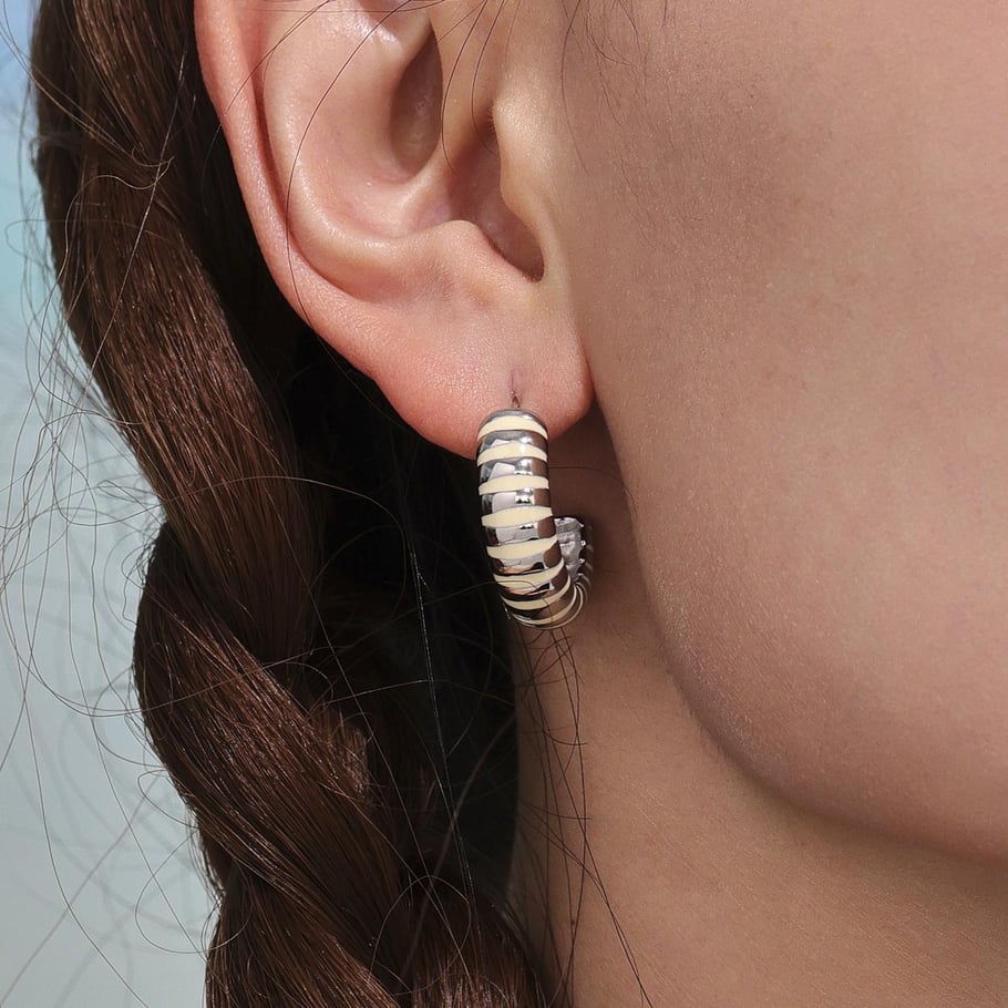 1 paio di orecchini a cerchio da donna in acciaio inossidabile color oro dalla forma irregolare della serie classica Immagine4
