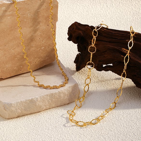 1 Stück einfache Halskette aus goldfarbenem Edelstahl