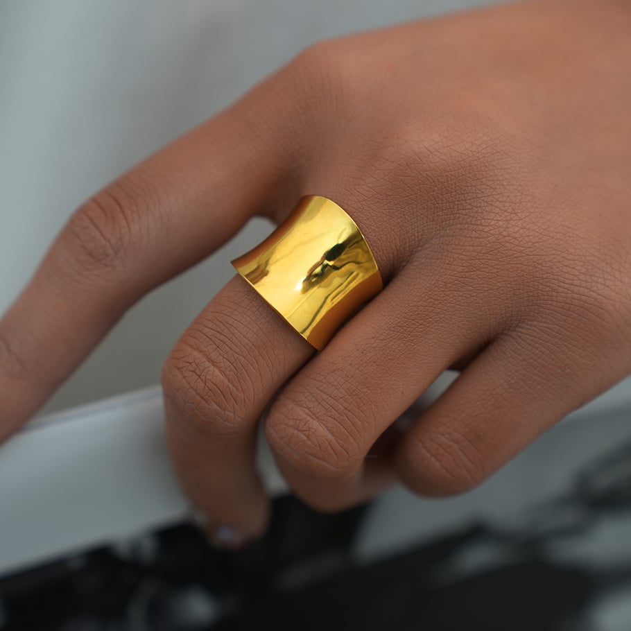 Anillo minimalista de acero inoxidable dorado de 1 pieza con forma irregular simple Imagen5
