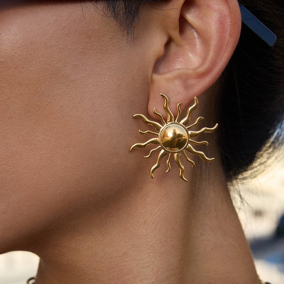 1 par de pendientes clásicos de sol de acero inoxidable color dorado para mujer Imagen4