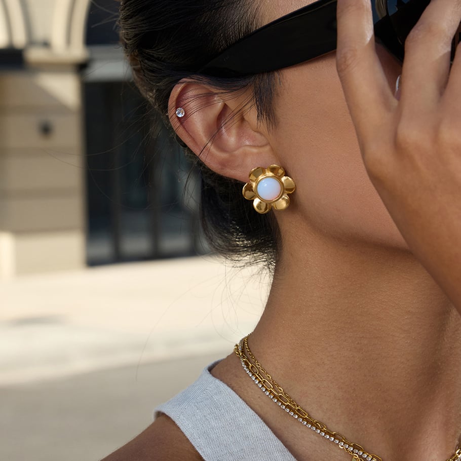 1 par de pendientes clásicos de acero inoxidable con flor de ópalo en color dorado para mujer Imagen4