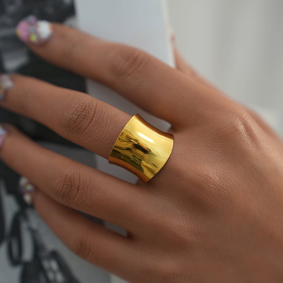 Anillo minimalista de acero inoxidable dorado de 1 pieza con forma irregular simple Imagen6