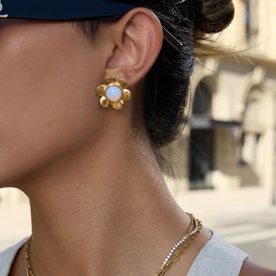1 par de pendientes clásicos de acero inoxidable con flor de ópalo en color dorado para mujer h5 Imagen5