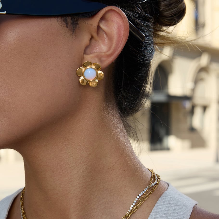 1 par de pendientes clásicos de acero inoxidable con flor de ópalo en color dorado para mujer Imagen5