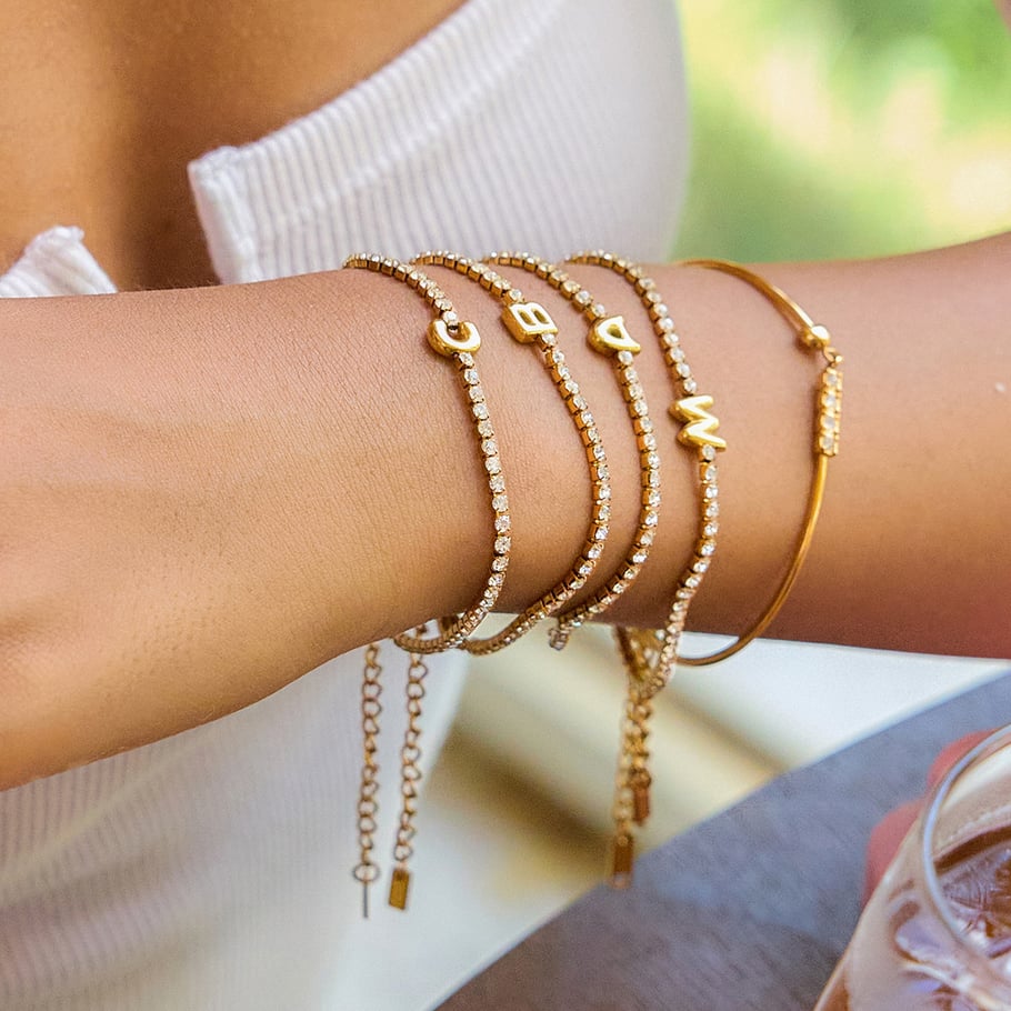1 pulsera delicada con letras de acero inoxidable en color dorado para mujer. Imagen3