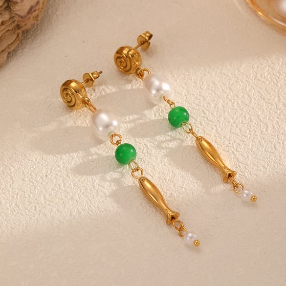 1 par de pendientes colgantes de acero inoxidable dorados con diseño de pez. 2