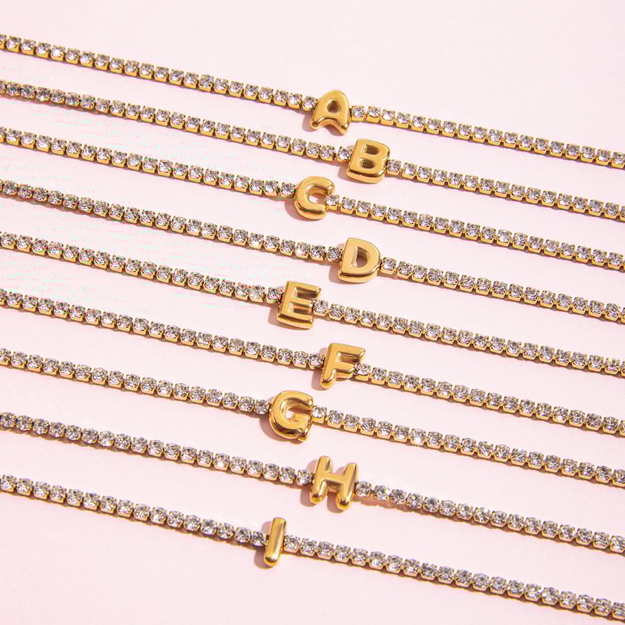 1 pulsera delicada con letras de acero inoxidable en color dorado para mujer. Imagen8