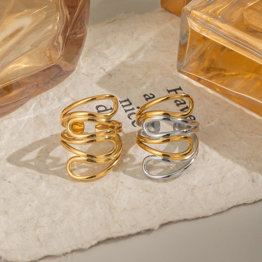 1 paio di anelli semplici con forma irregolare in acciaio inossidabile color oro Immagine3