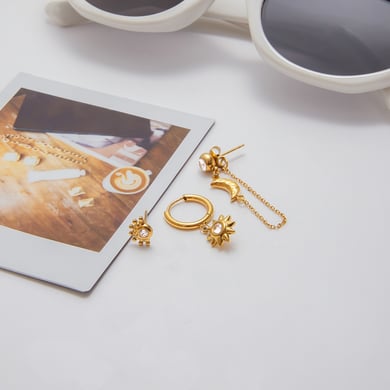 1 juego de pendientes elegantes de acero inoxidable color dorado con diseño de sol y luna para mujer. h5 Imagen5