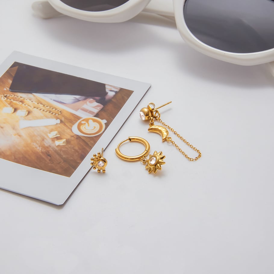 1 juego de pendientes elegantes de acero inoxidable color dorado con diseño de sol y luna para mujer. Imagen5