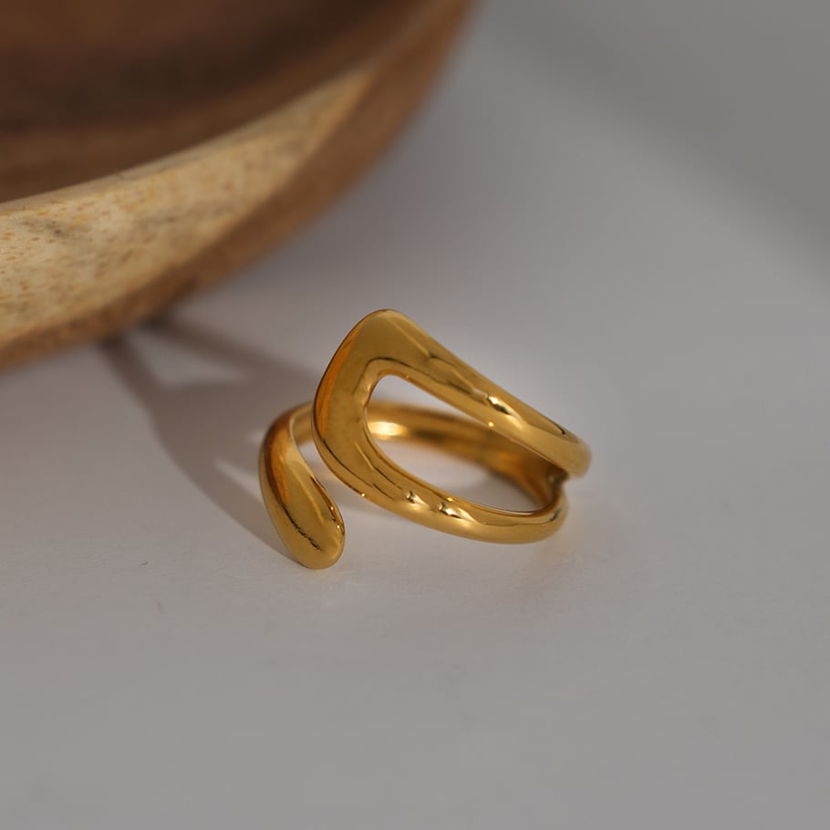 Anillo minimalista de acero inoxidable dorado con forma irregular informal de 1 pieza Imagen5